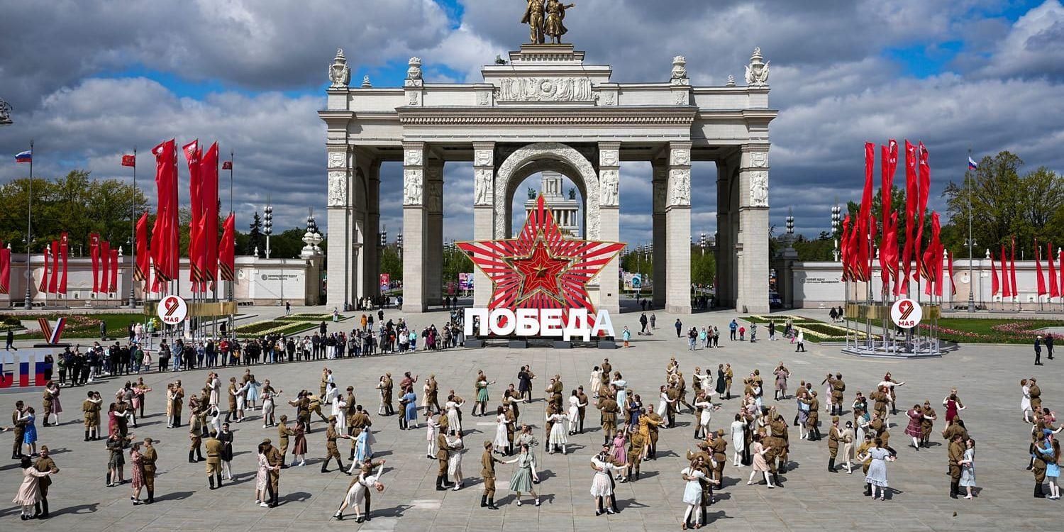 Studenter i Moskva framför ”segervalsen” i Moskva, iklädda tidsenliga kläder. Texten i bakgrunden vid den röda stjärnan lyder ”seger”.