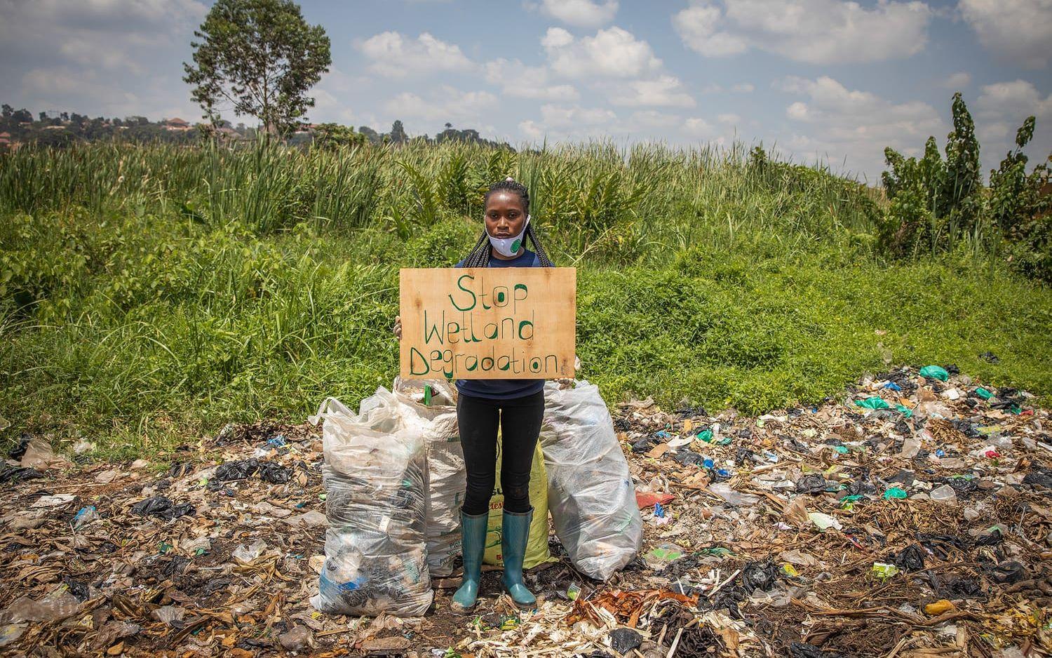 Patience Nabukalu står mitt på en soptipp som täcker en av Kampalas största våtmarker. Att stoppa nedbrytningen av våtmarker är hennes största passion som aktivist.