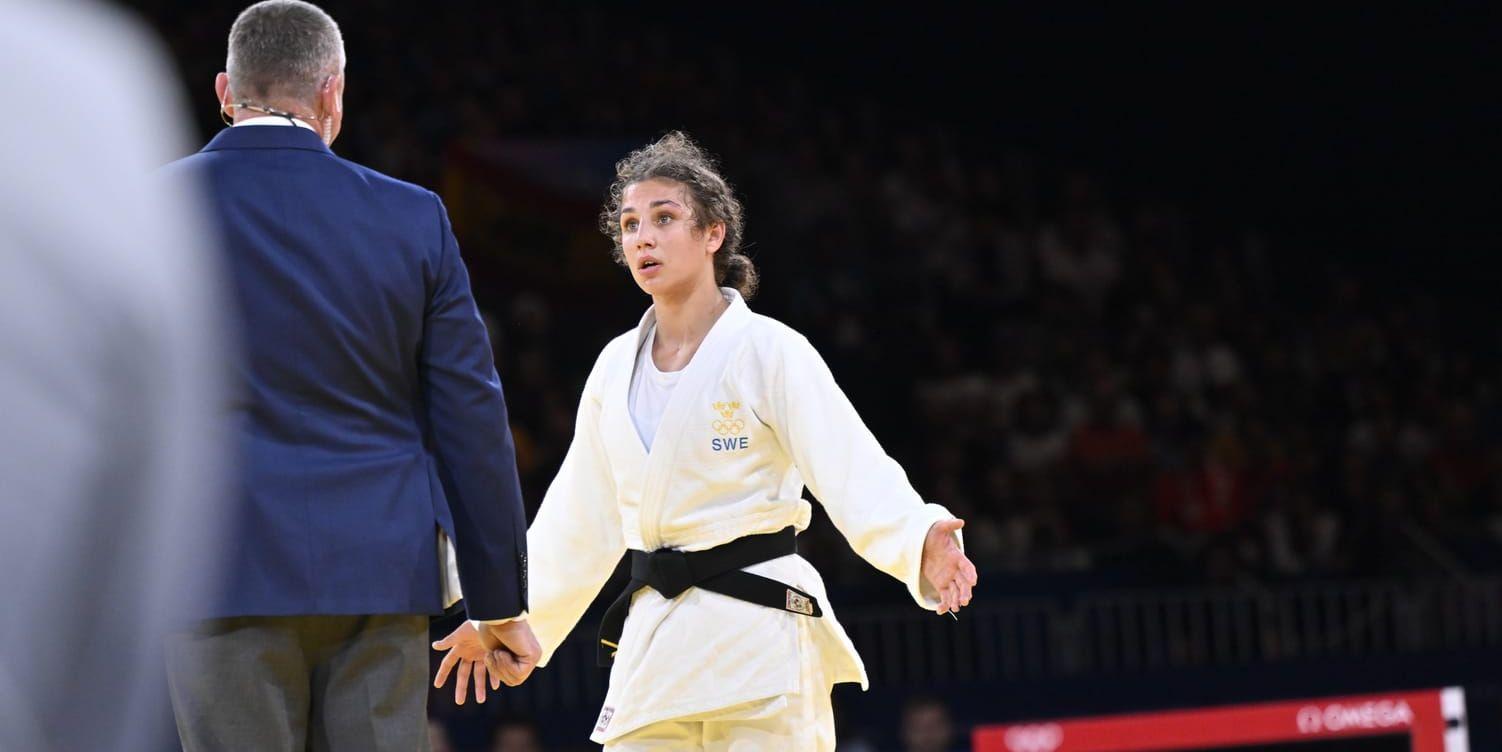 Tara Babulfath diskuterar med domaren efter att ha fått rött kort mot Japans Tsunoda Natsumi i damernas semifinal i judo.