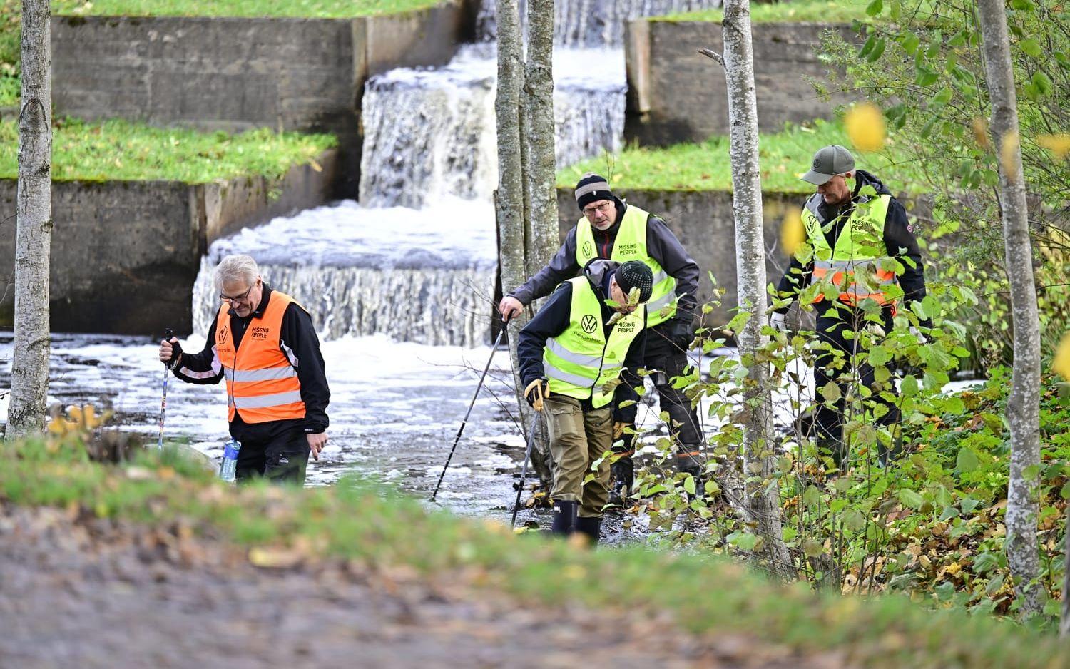 Missing people söker av dammar i Vetlanda kommun.