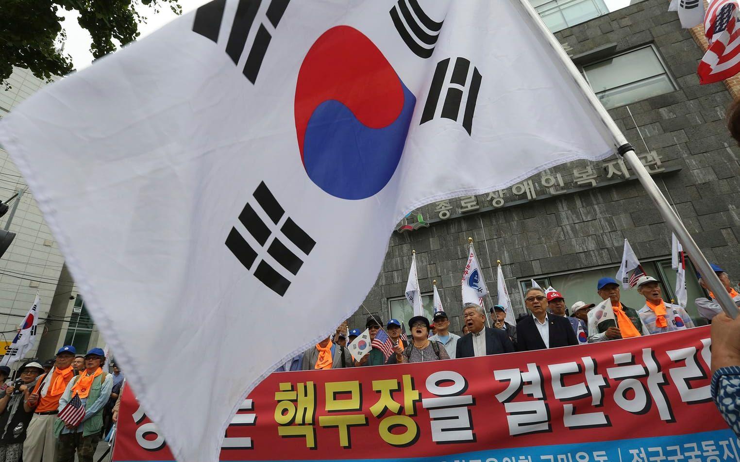 Sydkoreanska demonstranter kräver utplacering av kärnvapenmissiler i landet, som ett svar på Nordkoreas provsprängningar. FOTO: Ahn Young-joon/AP
