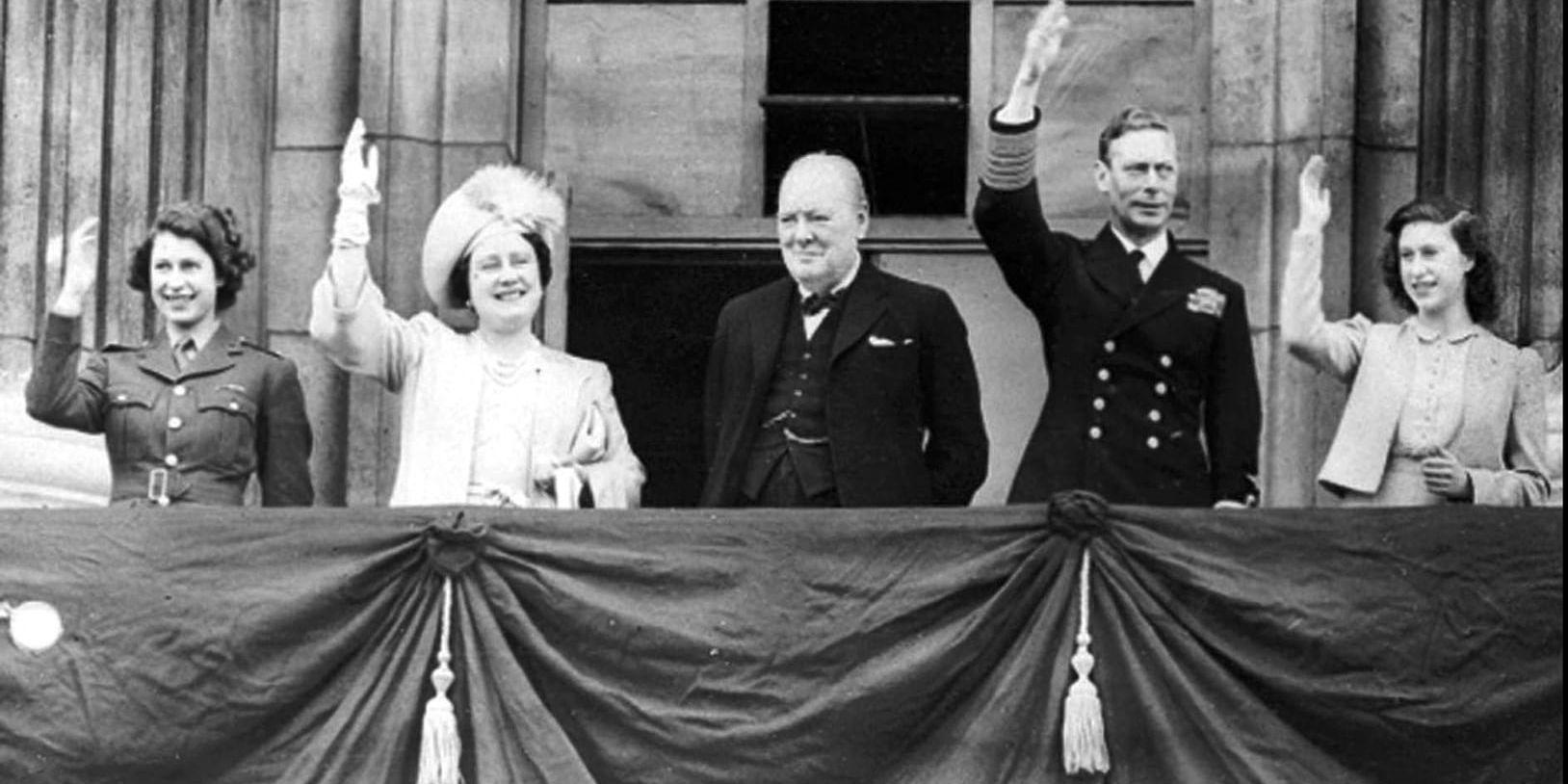 Storbritanniens dåvarande premiärminister Winston Churchill, i mitten, med  kungafamiljen (prinsessan Elizabeth, drottningmodern Elizabeth, kung George VI och prinsessan Margaret 8 maj 1945.