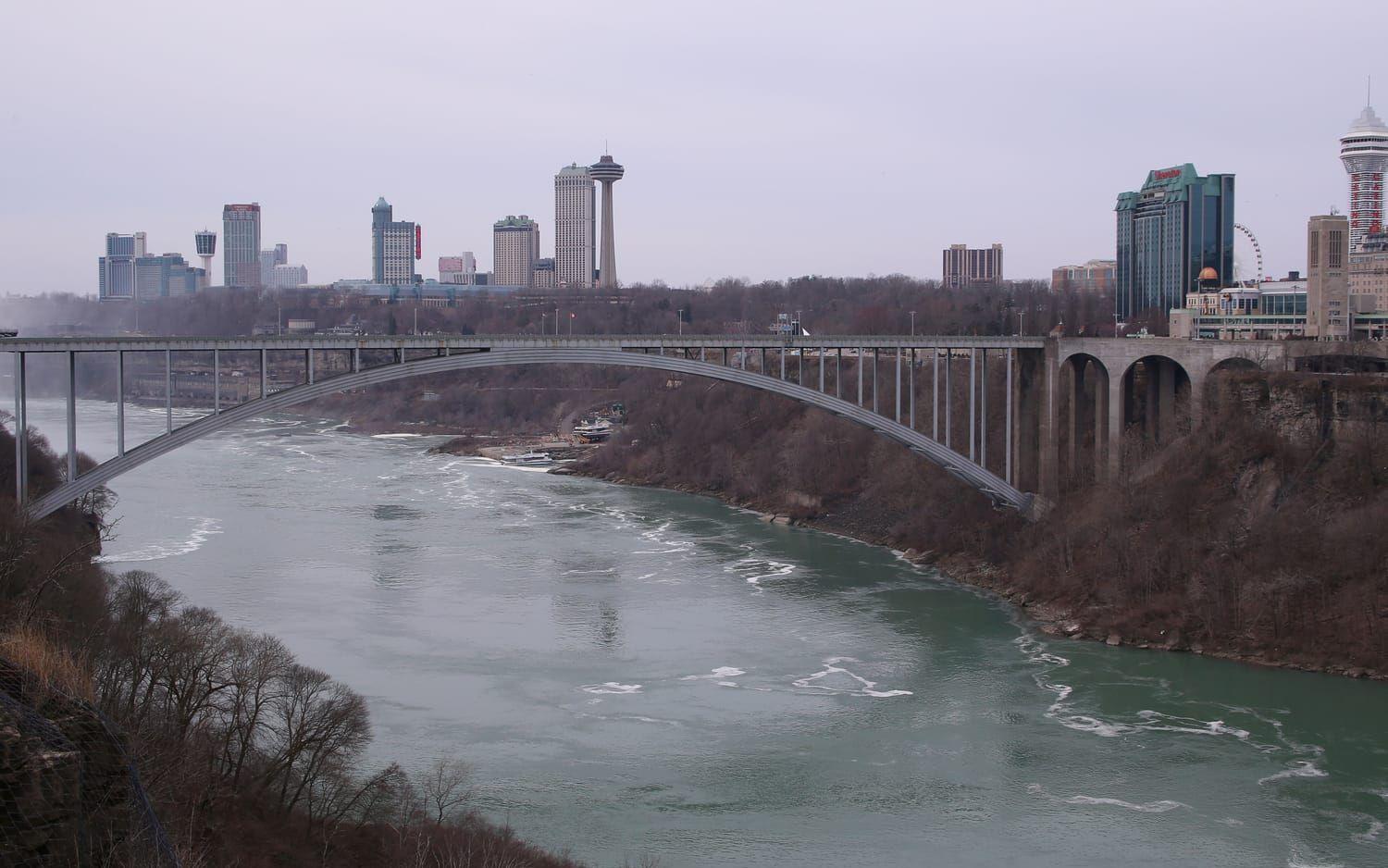 Rainbow Bridge går mellan New York i USA och Ontario i Kanada. Nu har den stängts efter att ett fordon exploderat vid bron. 