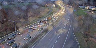 Olyckan skapar under tisdagsmorgonen långa köer längs E20 i riktning mot Göteborg.