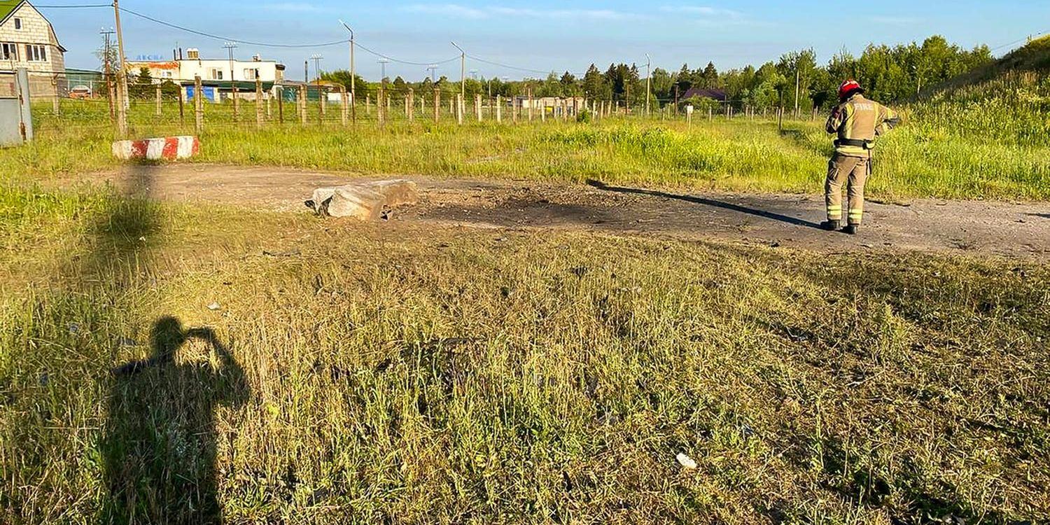 Den här bilden, som har publicerats av Moskvaregionens guvernör, sägs visa platsen där en av drönarna slog ned tidigt på onsdagsmorgonen.
