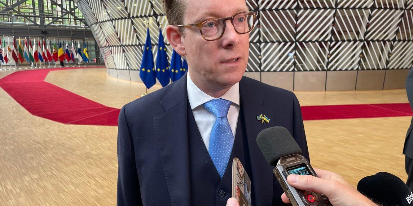 Utrikesminister Tobias Billström (M) på väg in till måndagens EU-möte i Bryssel.