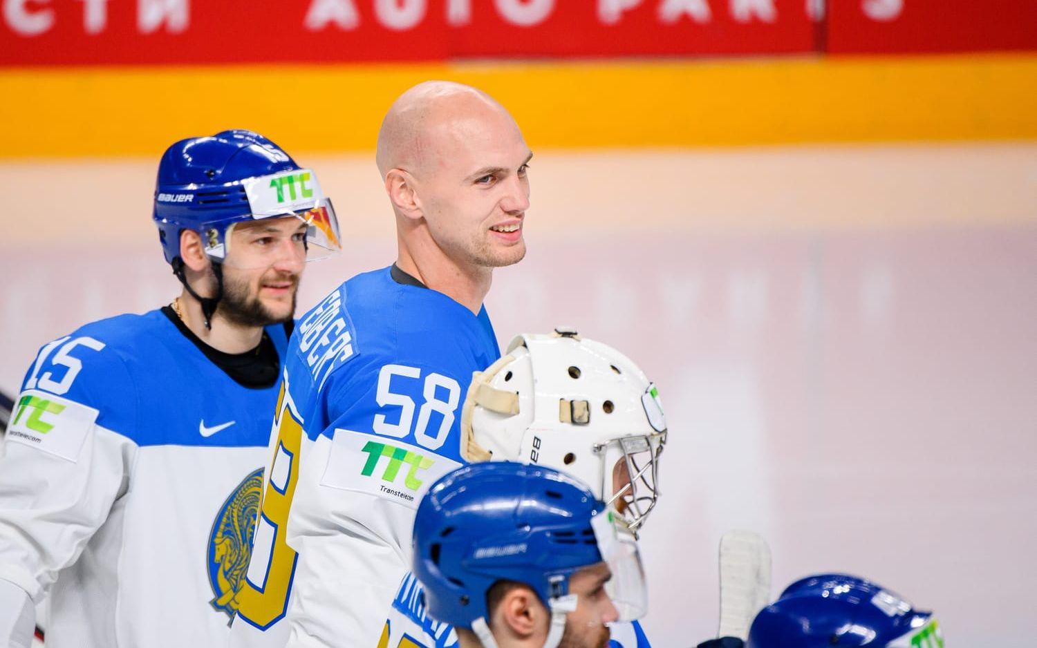 Viktor Svedberg – här i Kazakstans landslag – spelade kvar i KHL efter Rysslands invasion av Ukraina. 