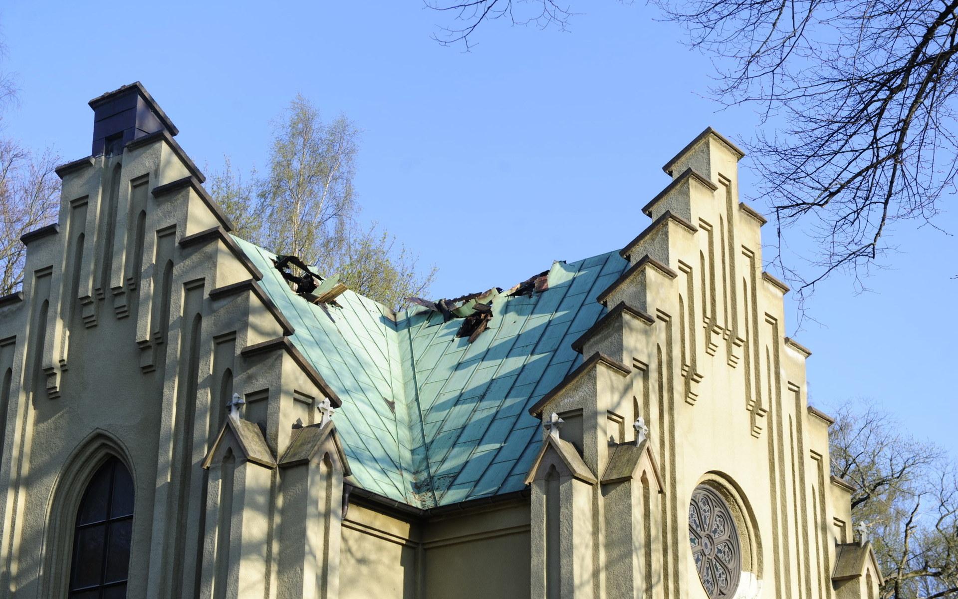 Kapellets tak blev svårt skadat av branden. 