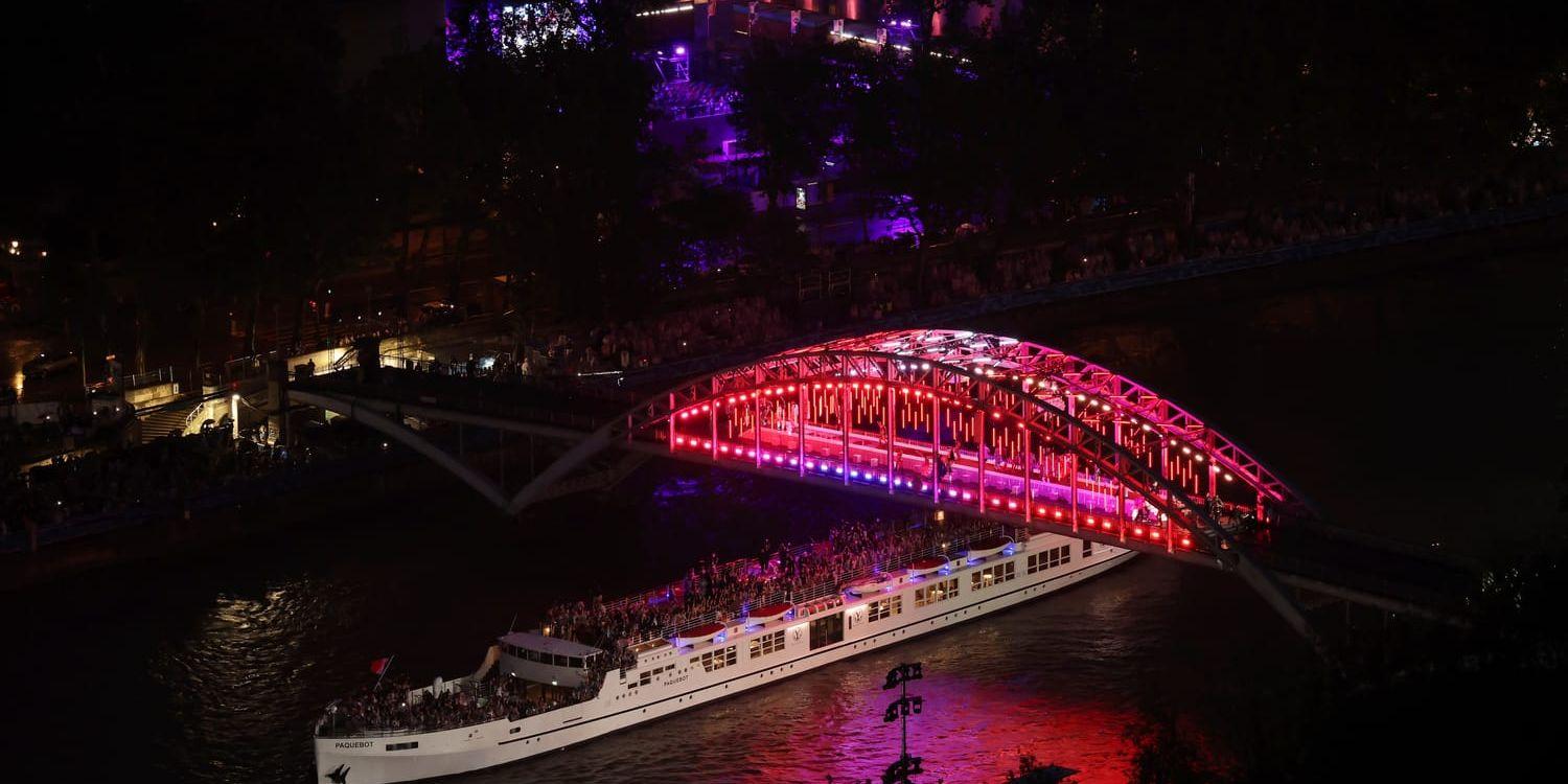 En scen med bland annat dragartister på Debillybron under OS-invigningen upprör.