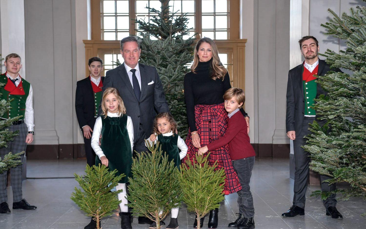 Hela familjen samlad på slottet igen. Prinsessan Madeleine, Chris O'Neill och barnen Leonore, Nicolas och Adrienne.