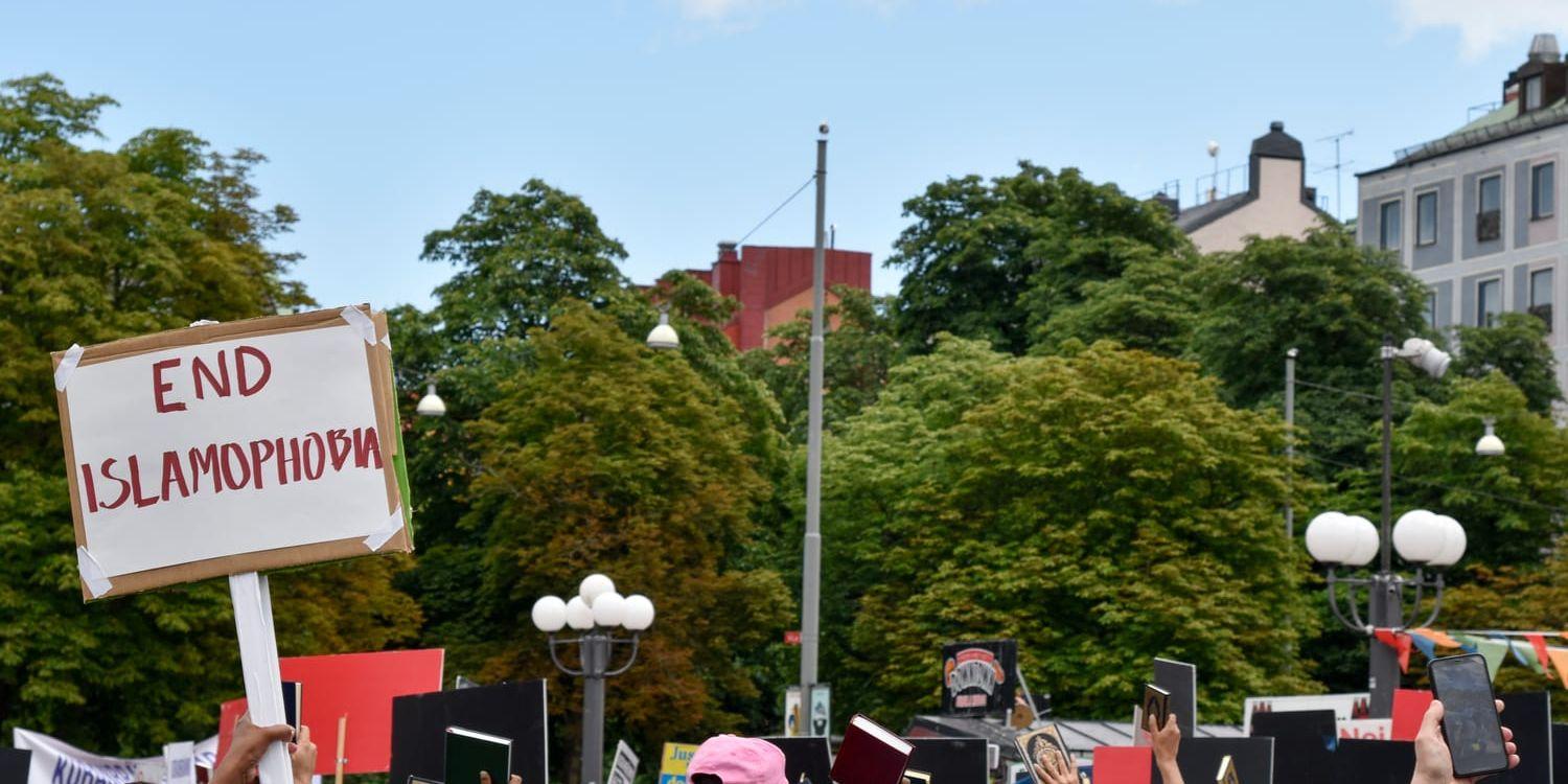 Under manifestationen hölls flera tal och koraner höjdes i luften.