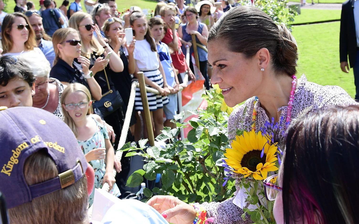 2018 tog kronprinsessan Victoria emot blommor och presenter av de som ville hylla henne på hennes födelsedag i Sollidens slottspark. 