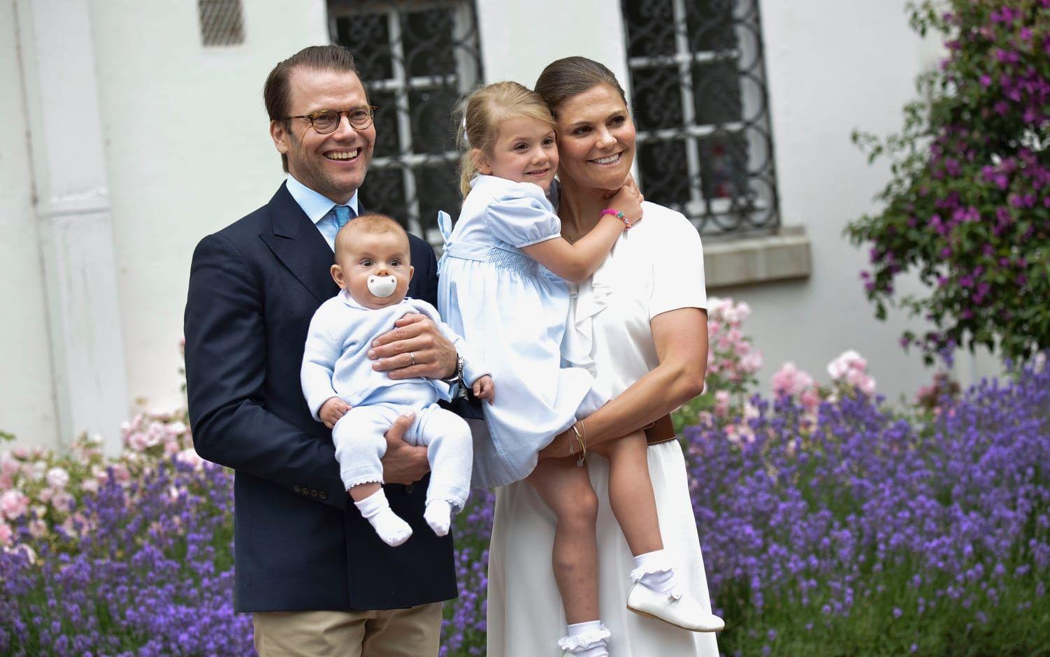 2016 var prins Oscars första firande av mammas födelsedag, då han föddes i mars samma år. Med honom på Öland var också så klart pappa Daniel och hans storasyster, prinsessan Estelle. 