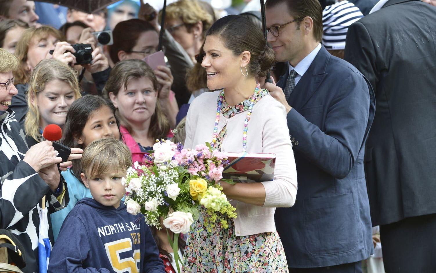 2015 när kronprinsessan fyllde 38 år regnade det en del så prins Daniel höll ett skyddande paraply över henne när hon tog emot folkets hyllningar. 