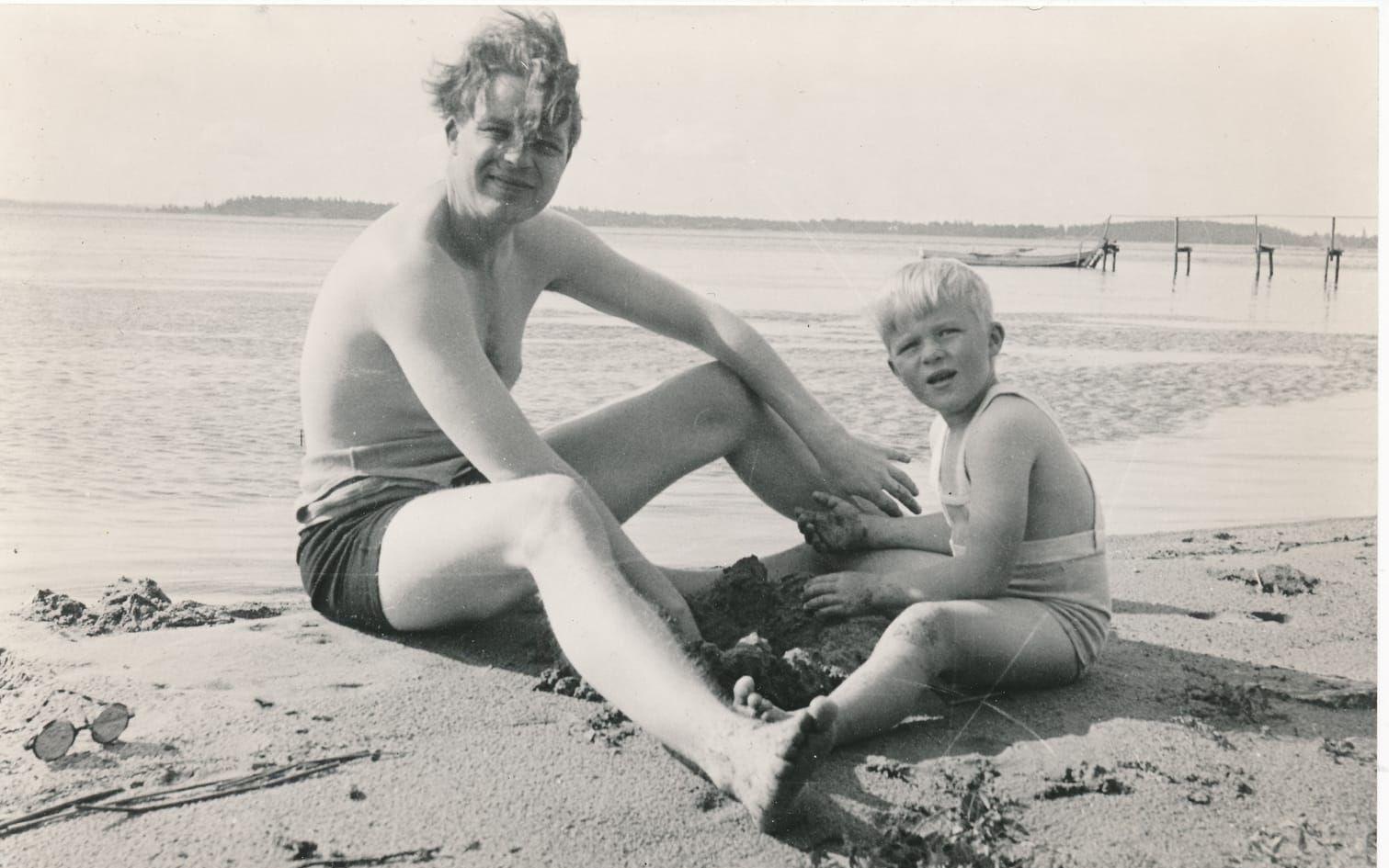 Gunnar Myrdal med sonen Jan, långt innan den 55-årige Jan Myrdal utmålade sina båda kända föräldrar som makthungriga karriärister i boken ”Barndom” (1982).