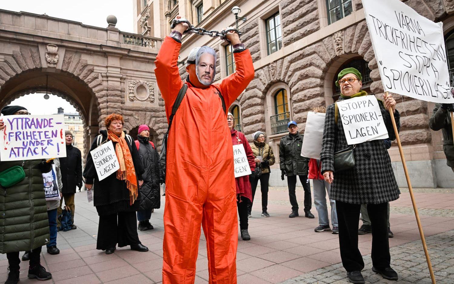 Demonstranter utanför riksdagen protesterar mot en eventuell grundlagsändring om utlandsspioneri som debatteras i riksdagen under onsdagen. 