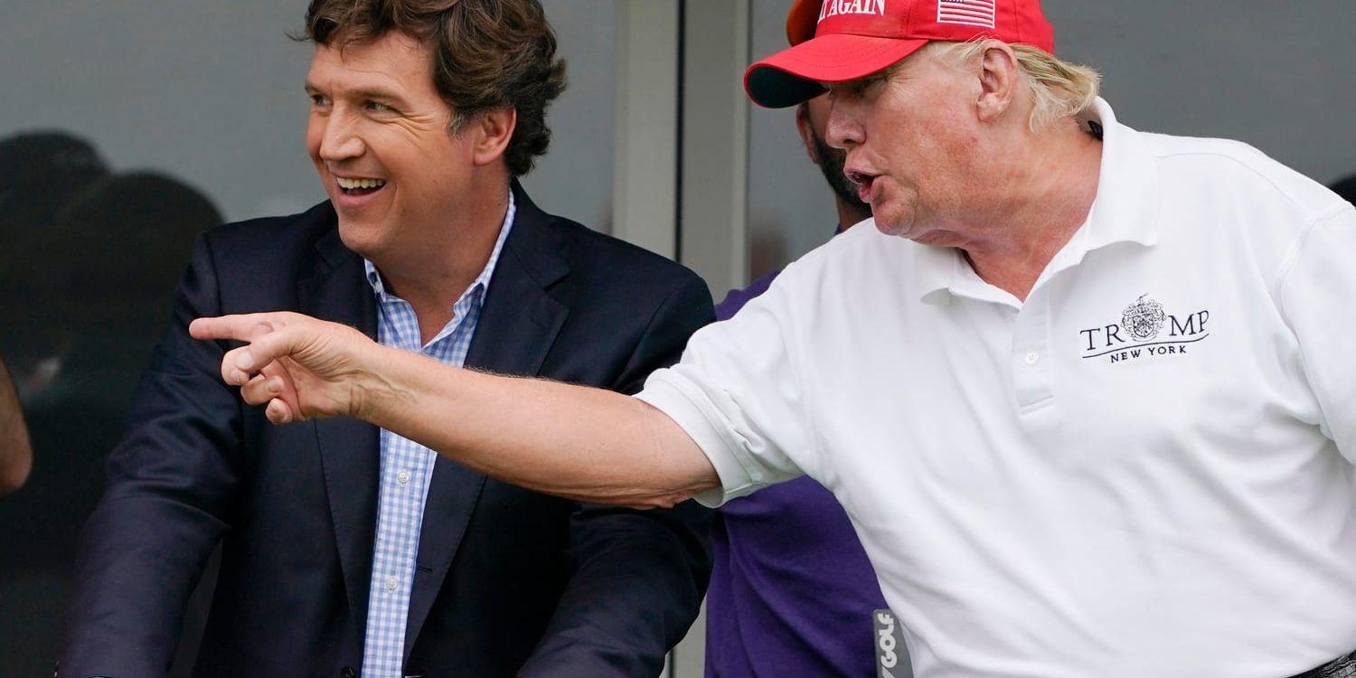 Foxprofilen Tucker Carlson, till vänster, och USA:s tidigare president Donald Trump tillsammans under en golfturnering förra året.