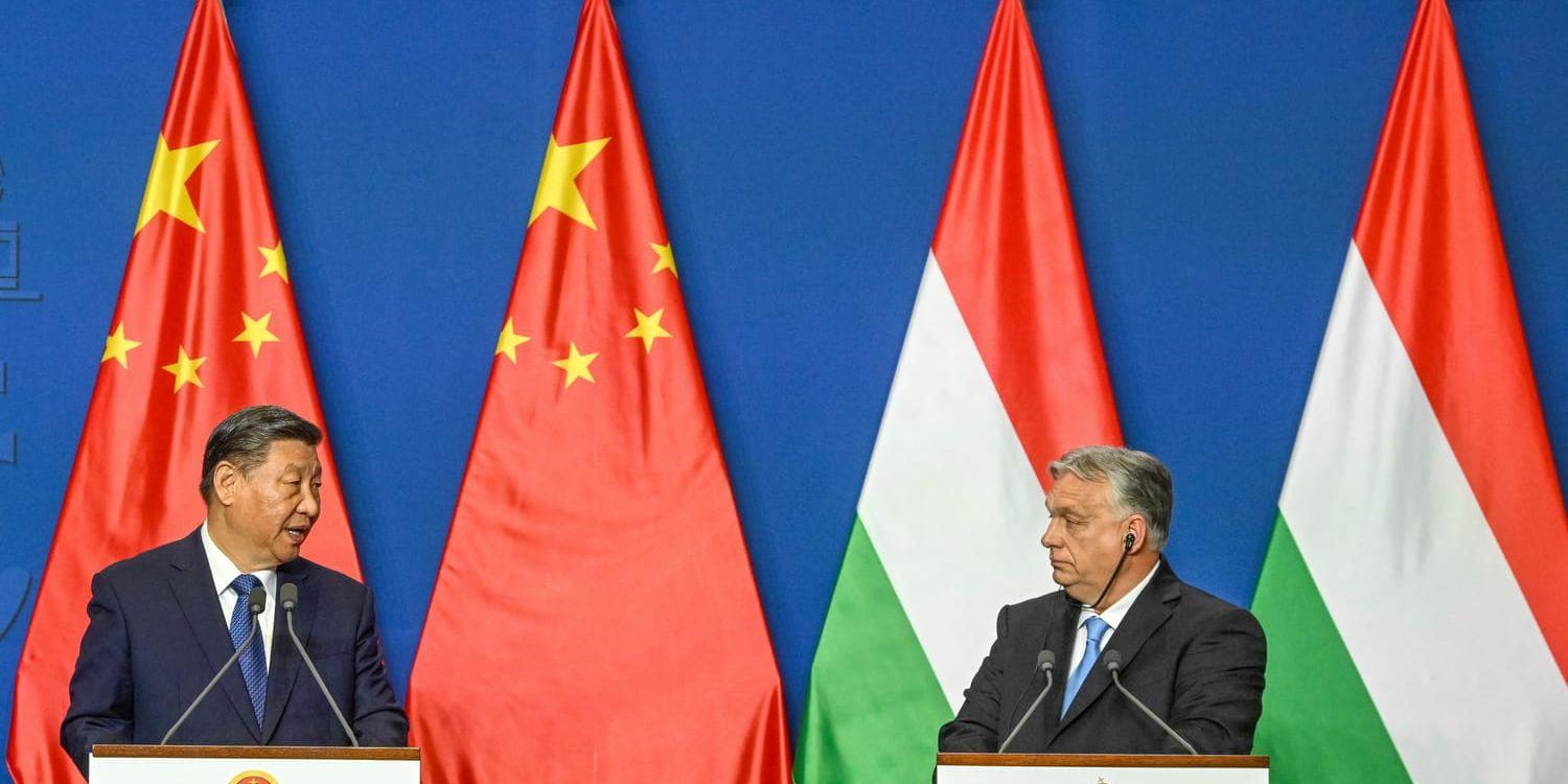 Kinas president Xi Jinping (vänster) och Ungerns premiärminister Viktor Orbán på en presskonferens i Budapest.