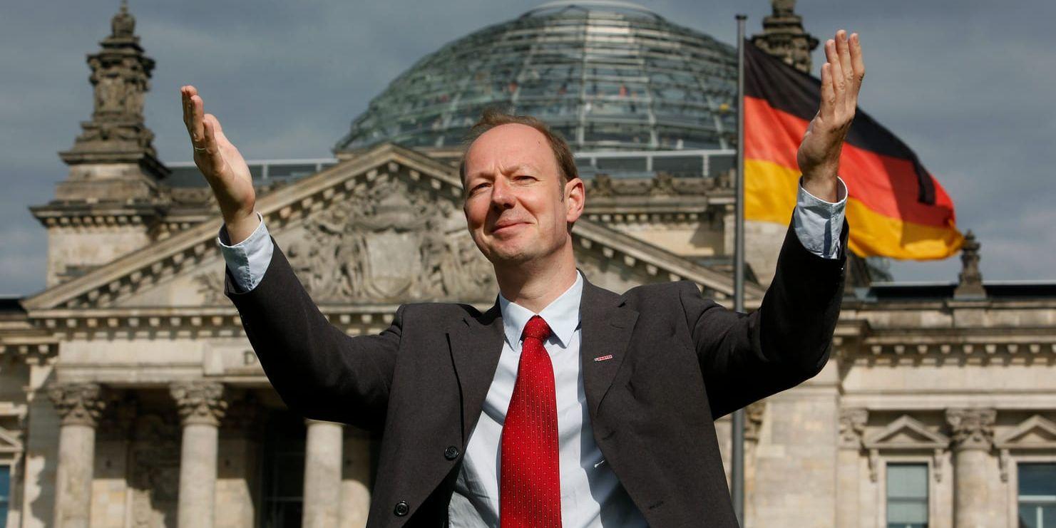 Die Parteis partiledare, Martin Sonneborn, utanför riksdagshuset i Berlin.