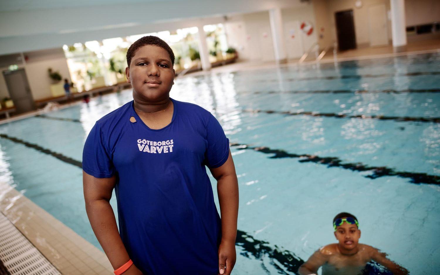 Davidson Okoli, 11 år och Fowzi Jamal, 12 år. Davidson tycker att han har lärt sig mycket på de här dagarna och tror att han kommer känna sig tryggare vid vatten nu.