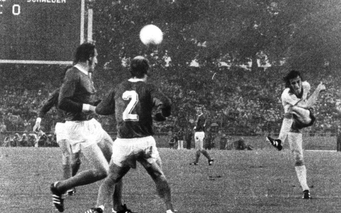 Ralf Edström volleysköt 1-0 för Sverige i matchen mot beckanbauers Västtyskland under VM 1974.