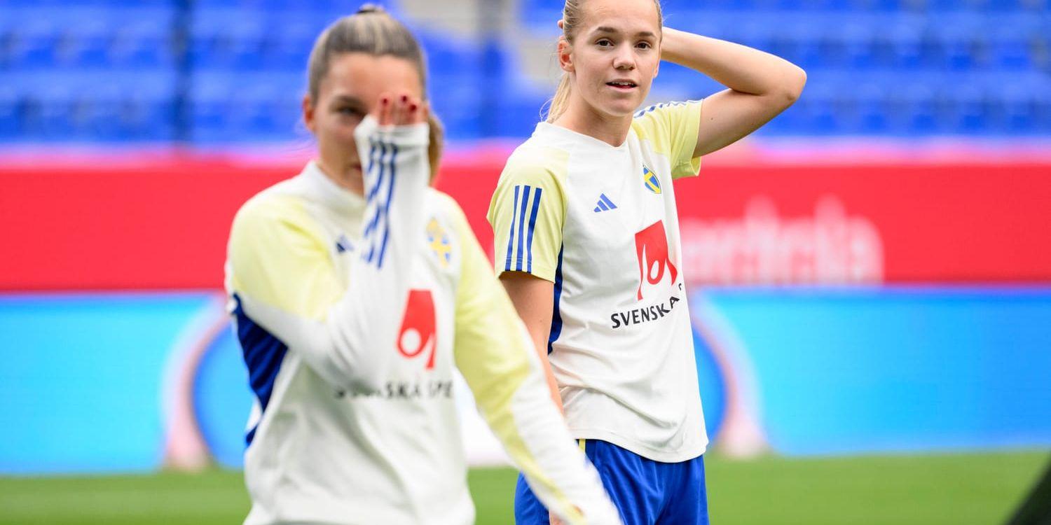 Hanna Lundkvist, till höger, under måndagens landslagsträning på La Rosaleda-stadion i Málaga inför tisdagens Nations League-match mot Spanien.