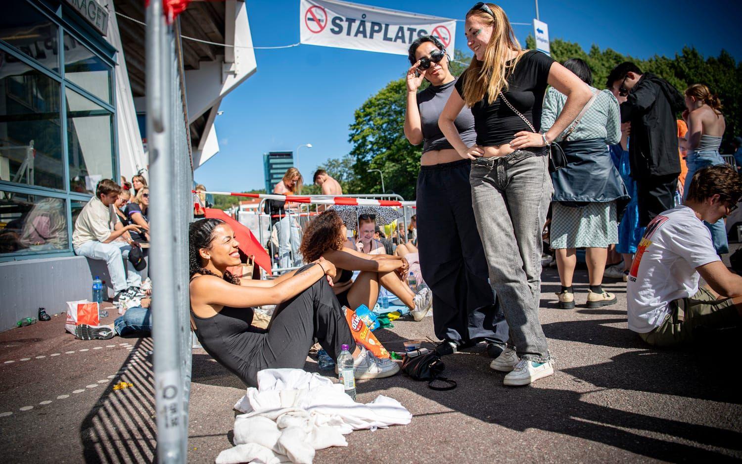 Felicia Söder, Bria Aziz och Ellinor Larsson vill stå längst fram när Coldplay intar Ullevi. 