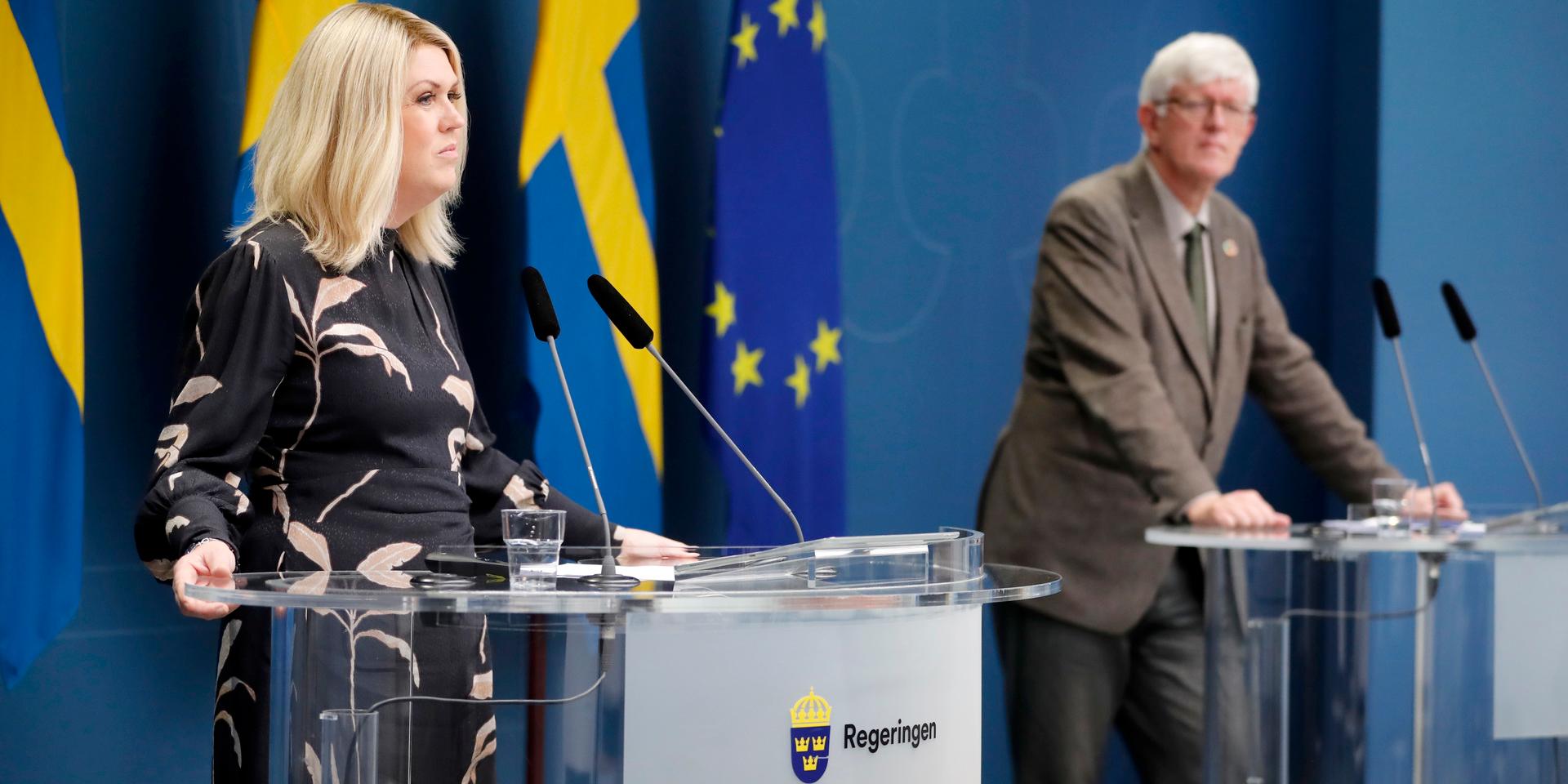 Alla över 65 år kommer att erbjudas en tredje dos vaccin, säger socialminister Lena Hallengren och Folkhälsomyndighetens generaldirektör Johan Carlson på en pressträff. Successivt kommer även 16-åringar att få det erbjudandet.