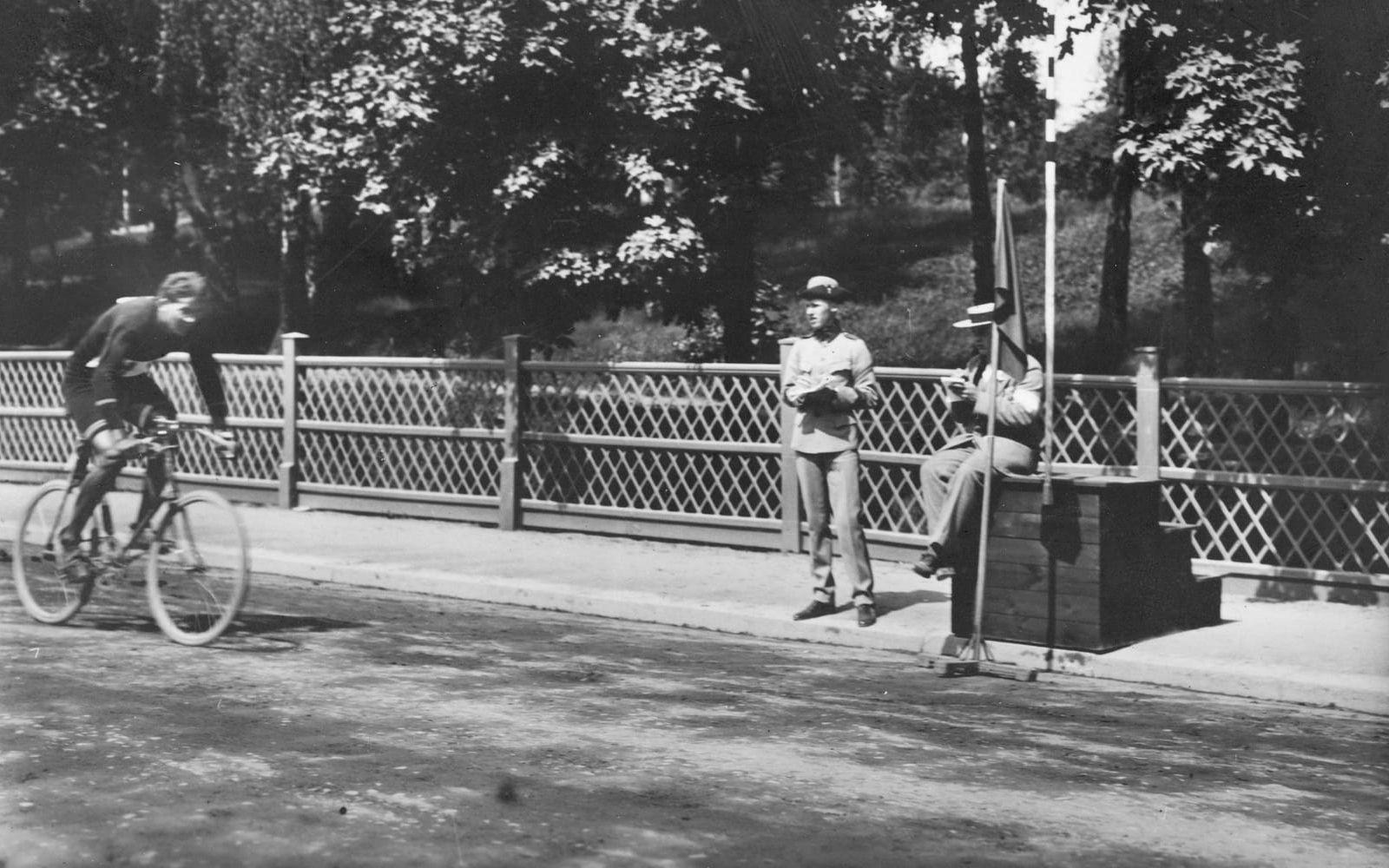 Olympiska spelen i Stockholm år 1912..  R. Lewis vinner cykelloppet  Mälaren runt.