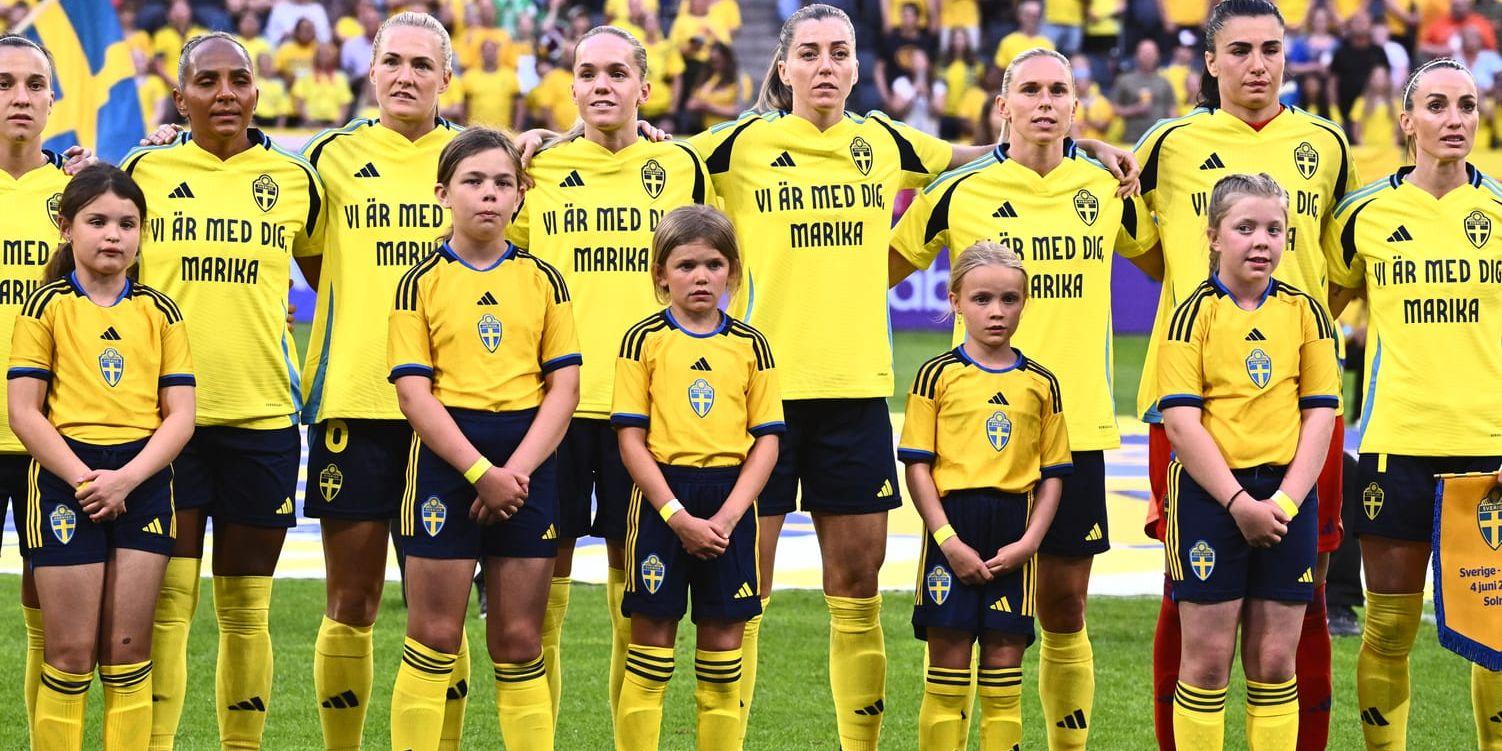 Den svenska startelvan bar tröjor med texten 'Vi är med dig Marika' inför tisdagens match.