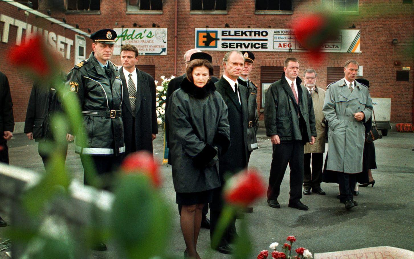 Natten mellan den 29 och 30 oktober 1998 omkom 63 i diskoteksbranden i Backa, Hisingen. I början av november samma år besökte kungen och drottningen bland annat brandplatsen och Sahlgrenska sjukhuset för att visa sitt deltagande. Arkivbild.