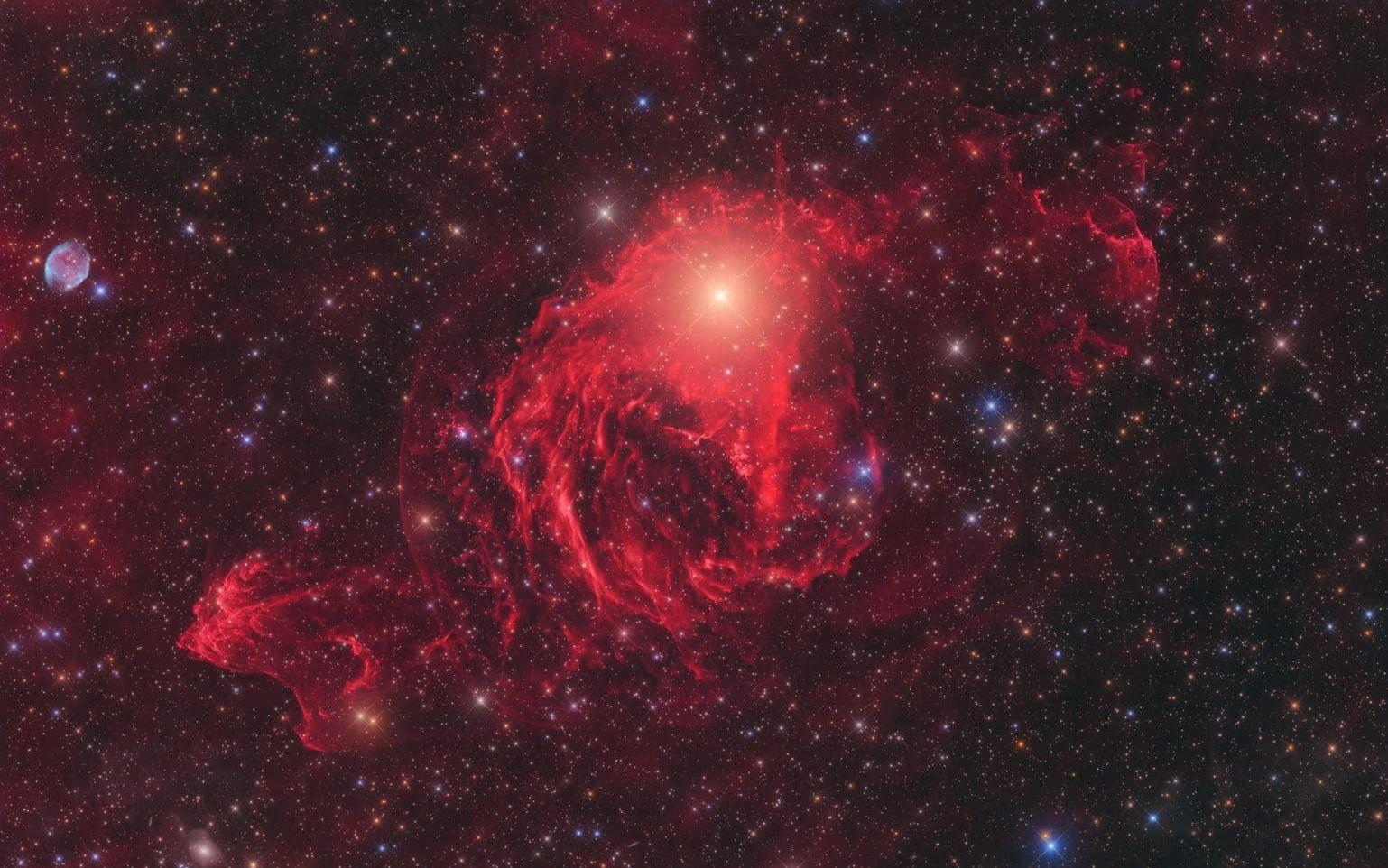 <strong id="strong-4b5c2c02dec7884b2066b7fec5ceadca">New Class of Galactic Nebulae Around the Star YY Hya. </strong> En grupp amatörastronomer fångade en bild som blivt viktig för studierna av utvecklingen av stjärnsystem. De hittade en tidigare okänd galaktisk nebulosa. Bilden kom på första plats i kategorin Stjärnor och nebulosor. 