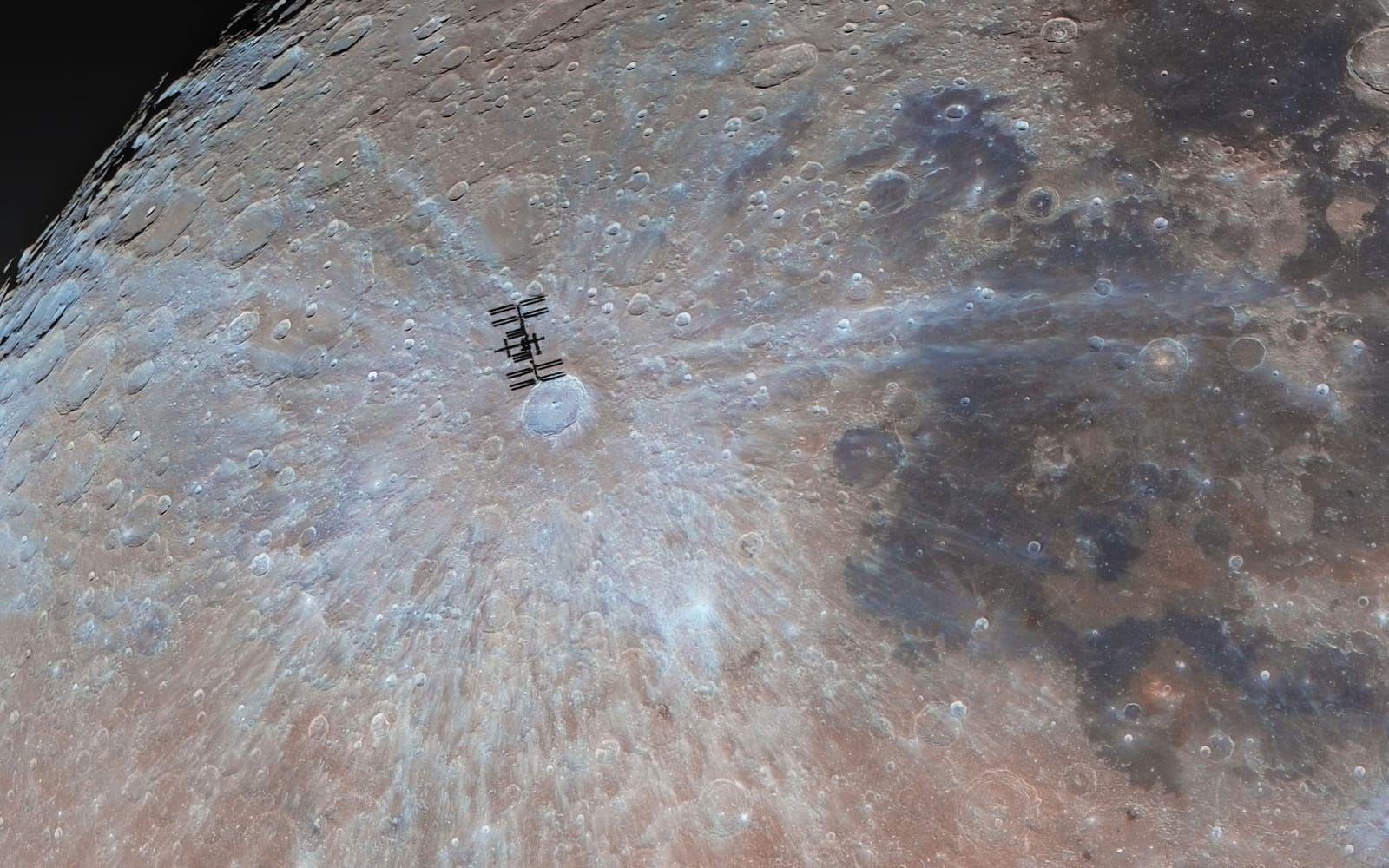 <strong id="strong-e216702c212e283d653fe3c1888f2558">A Visit to Tycho</strong>. Den internationella rymdstationen ISS syns här på precis bredvid Tycho-kratern på månen. Perspektivet får det att se ut som att rymdstationen cirkulerar runt månen, menar domarna. Bilden kom på andra plats i kategorin Människor och rymden. 