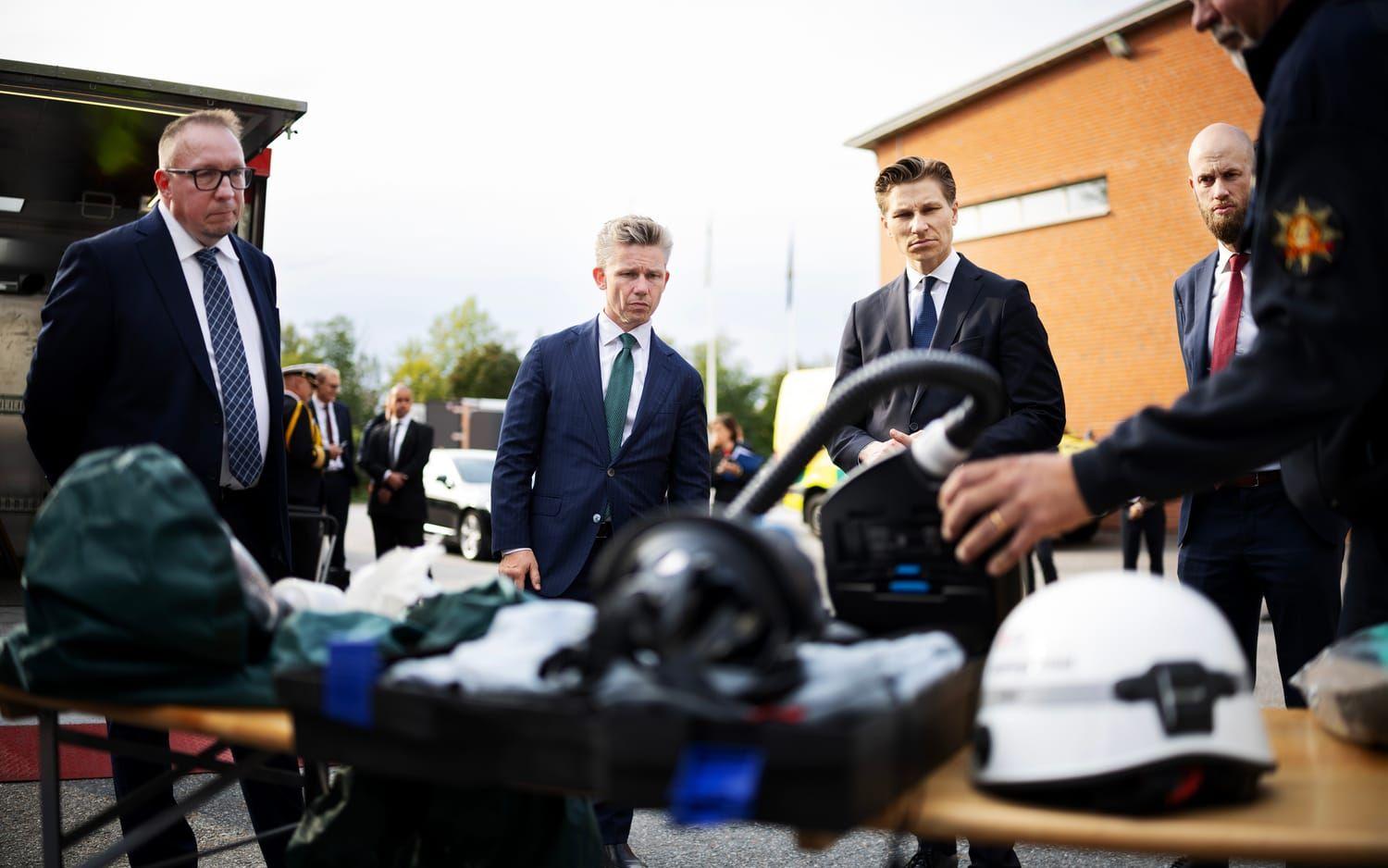 Försvarsminister Pål Jonson, Finlands försvarsminister och minister för civilt försvar Carl-Oskar Bohlin får en dragning vid Järfälla brandstation under måndagen. 