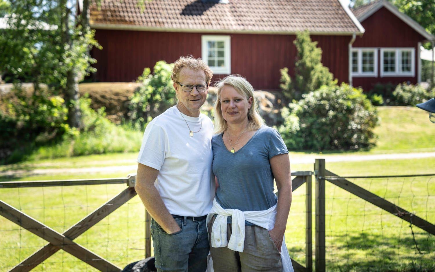 Sofia och Per-Erik Jessen flyttade från Göteborg till Flo, som ligger mellan Trollhättan och Grästorp. Här bor de som i en egen liten by.