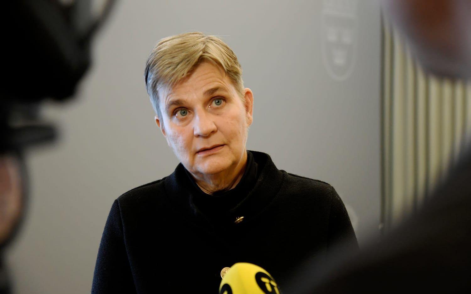 Helena Jäderblom, granskningskommissionens ordförande, lämnade på fredagen över en granskning av arbetet med att försöka uppnå frigivning av Dawit Isaak och Gui Minhai till regeringen.