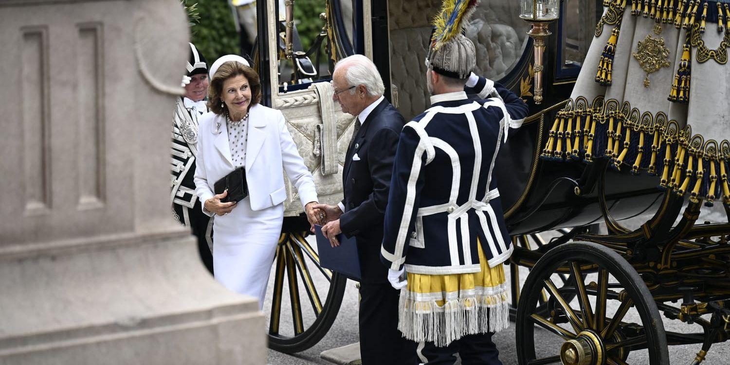 Kungen har byggt upp ett nytt extravagant ceremoniel med sig själv i centrum när riksdagen ska öppna, skriver debattören.