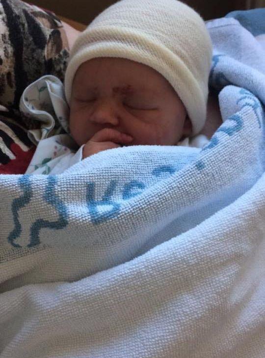 Nyfödda Sofie har tillbringat första veckan i livet med att sova mycket. Bild: Privat