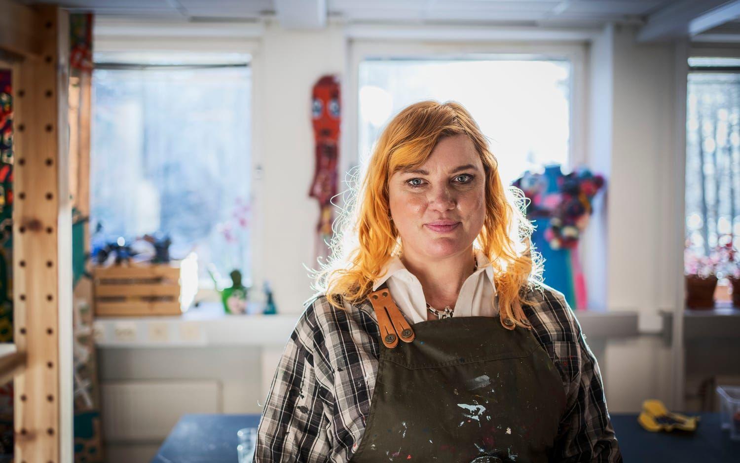 Konstnären Åsa-Hanna Nordenmark är aktivitetshandledare på Kulturlabbet, som 22 december fick ta emot beställningen på Guldbaggekjolen.  ”Vi är jätteglada över att få göra den och älskar när verk av våra konstnärer lyfts fram och får synas” säger hon.