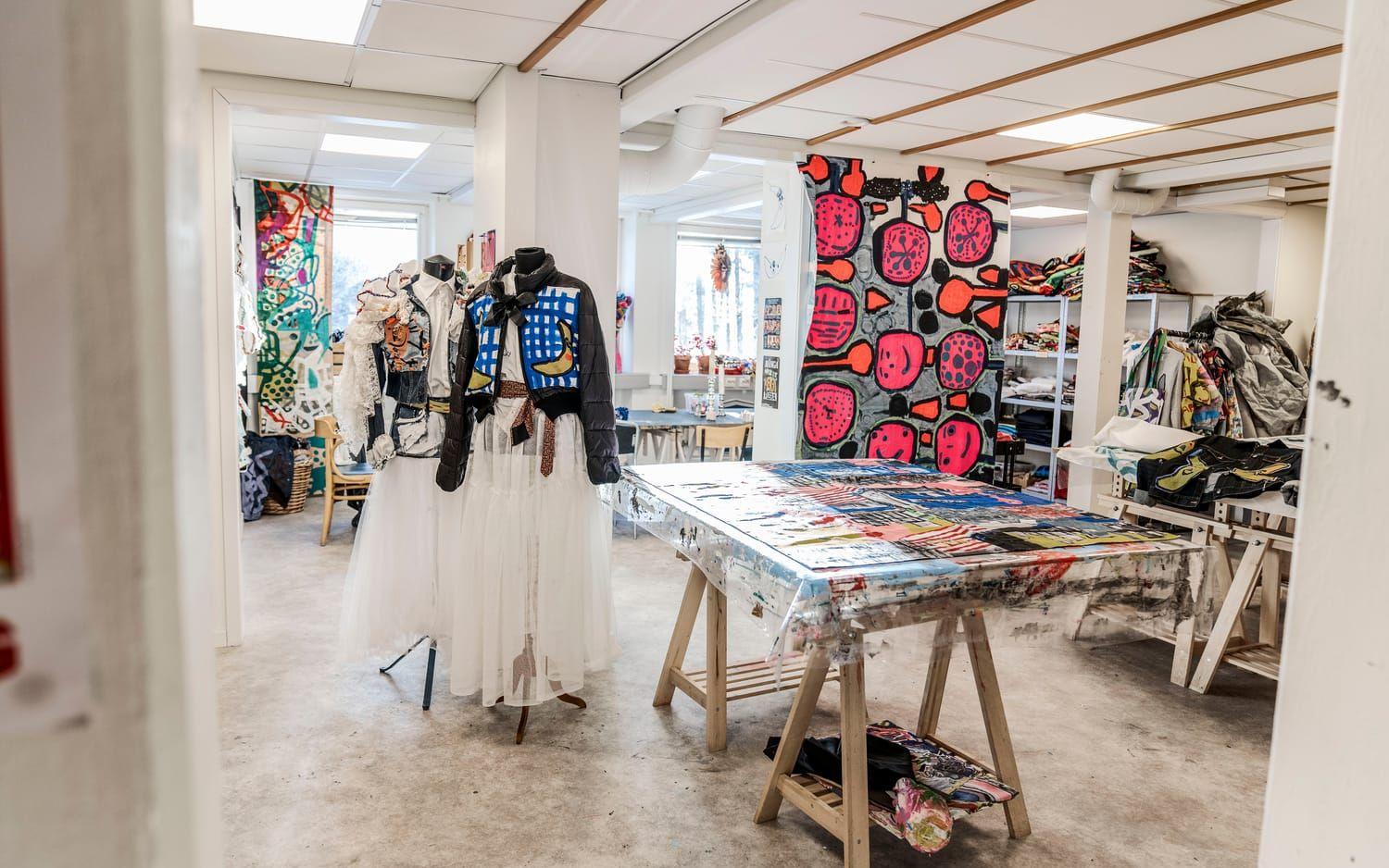 Kulturlabbets textilverkstad är full av färgstarka mönster och fantasieggande mode-kreationer. Konstnärerna har bland annat samarbetat med Musikhjälpen, Way out west och Röhsska museet.