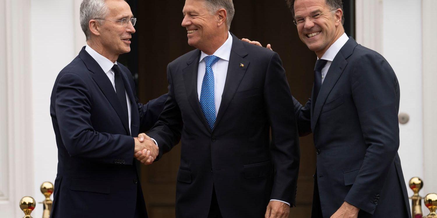Glada miner när Natos generalsekreterare Jens Stoltenberg träffade Rumäniens president Klaus Iohannis och Nederländernas premiärminister Mark Rutte i Haag i somras. Nu kämpar de två sistnämnda om Stoltenbergs jobb. Arkivbild.