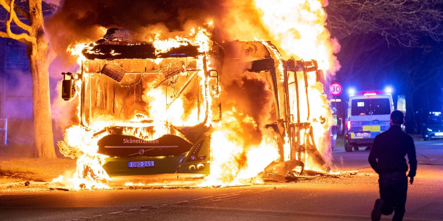 En stadsbuss i brand i Rosengård i Malmö den 16 april förra året. Nu väcks de första åtalen efter händelserna i Rosengård. Arkivbild.