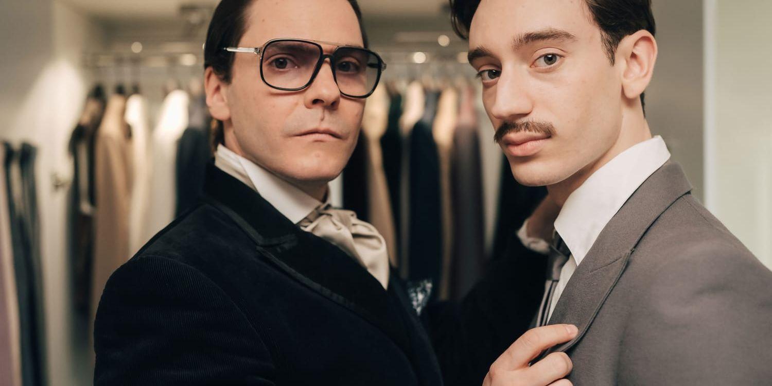 Daniel Brühl som Karl Lagerfeld och Theodore Pellerin (Jacques de Bascher) i miniserien 'Becoming Karl Lagerfeld' på Disney+. Pressbild.