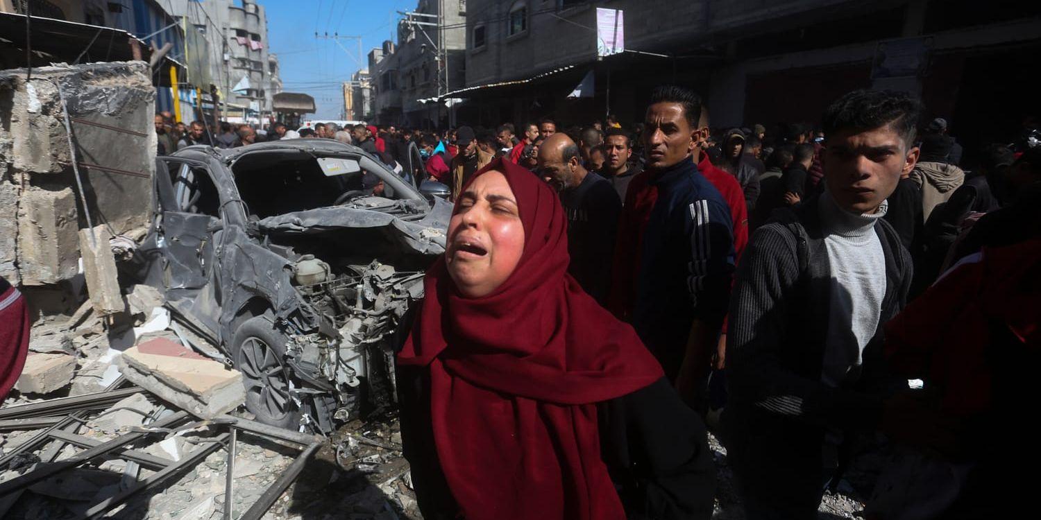 Palestinier betraktar förödelsen efter en israelisk attack mot Rafah i södra Gazaremsan i helgen.