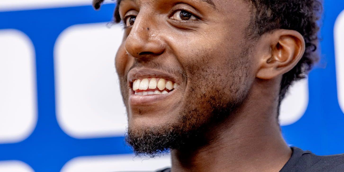 Elias Ymer är diplomatisk när får frågor om brodern Mikael i Båstad.