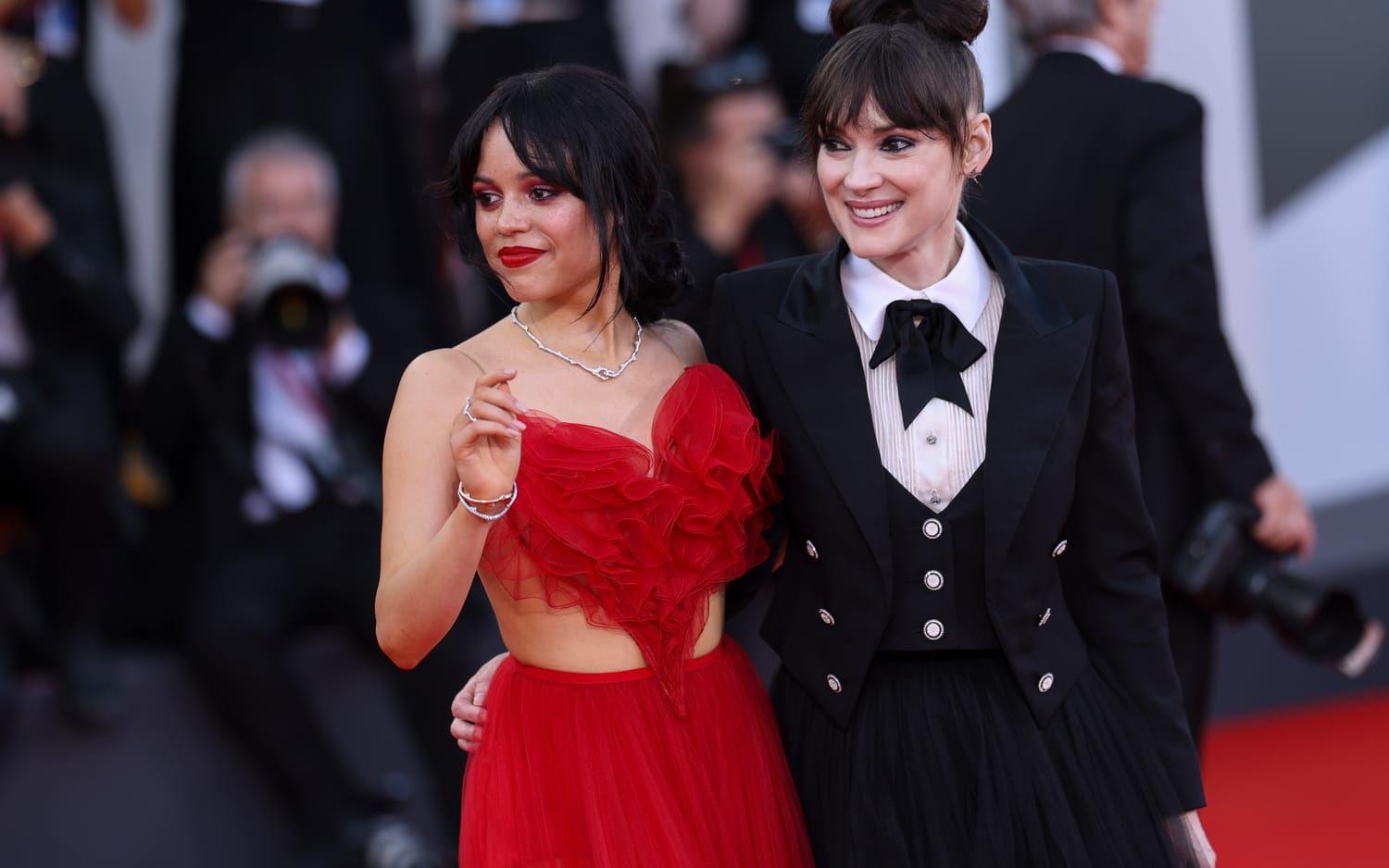 Jenna Ortega och Winona Ryder är två av de stjärnor som gästar årets filmfestival i Venedig som drog igång på onsdagen. 