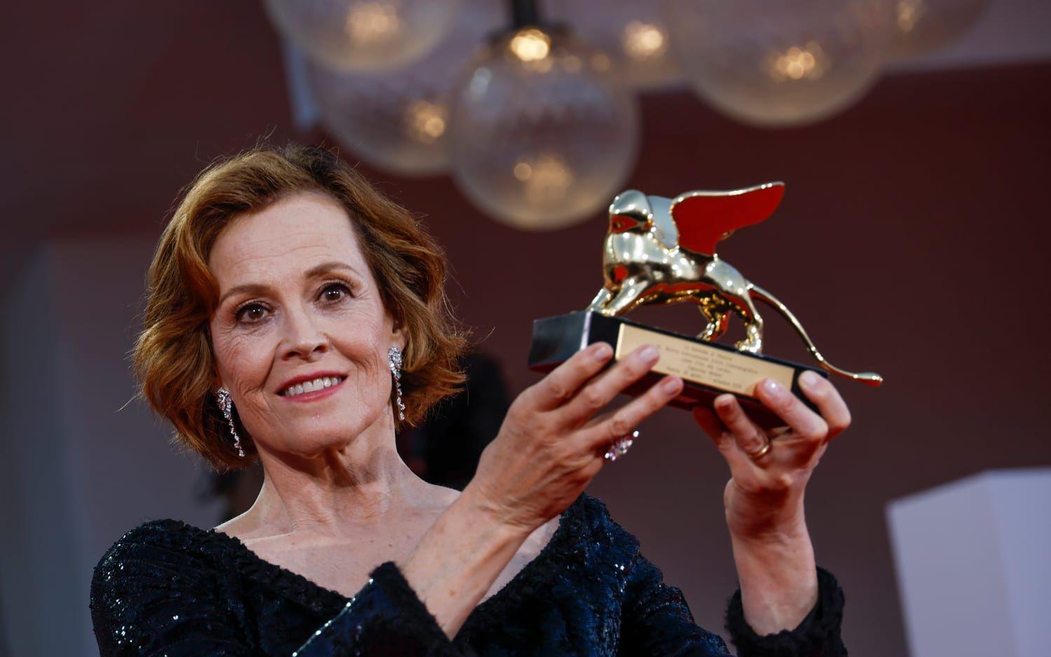 Idag drog filmfestivalen i Venedig igång. Här syns Sigourney Weaver med sitt gyllene lejon, festivalens ”lifetime achievement award”.