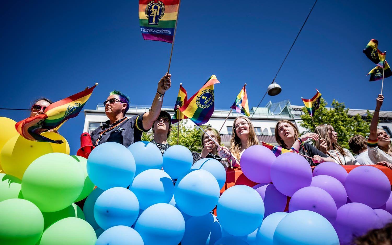 Prideparaden tågar genom Göteborg. 