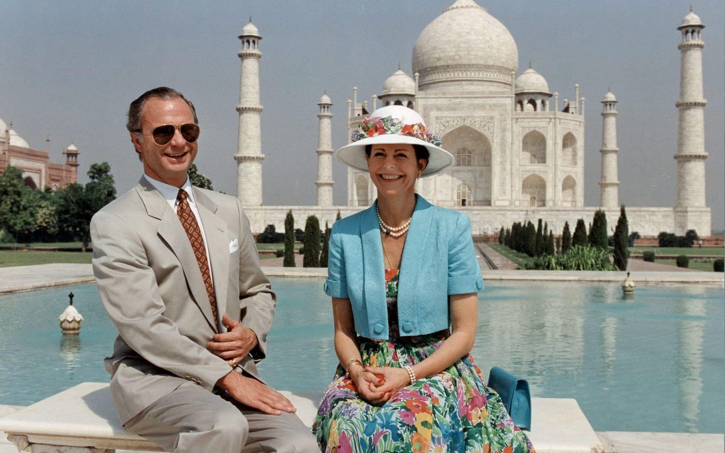 De flesta som besöker Indien vill ha en bild på sig själva framför Taj Mahal, så även kungaparet 1993 när de var på statsbesök i Indien. 
