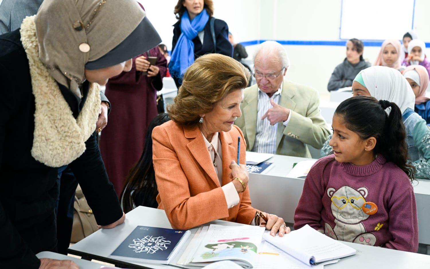 Förra året var kungaparet på statsbesök i Jordanien och då besökte de en skola i flyktinglägret Zaatari. Drottning Silvia pratar här med Wala, 10 år. 